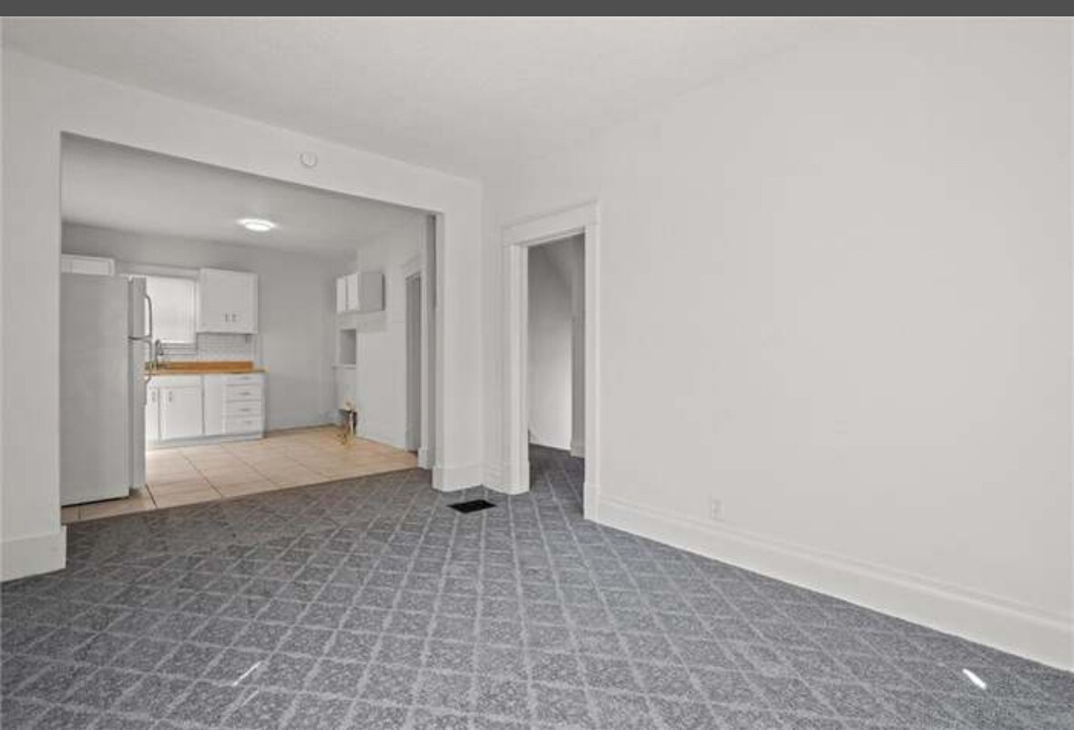 Building Photo - 122 N White Ave