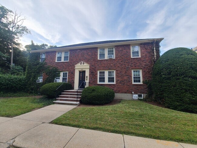 Building Photo - 165 Everett St