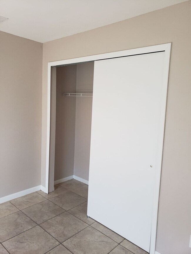 Building Photo - WR-16 Gebel 1101 Duplex