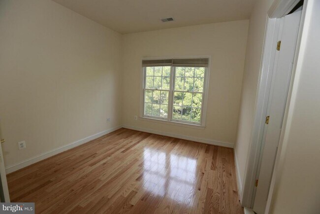 Building Photo - 2339 Sandburg St