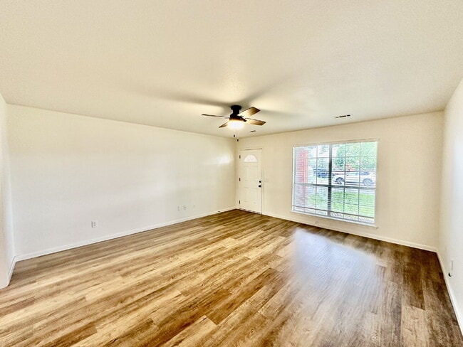 Building Photo - 800 E Kara Ln.