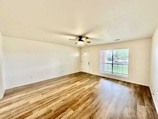 Building Photo - 802 E Kara Ln