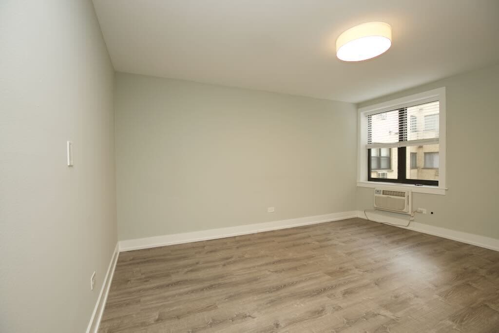 Building Photo - 448 W Barry