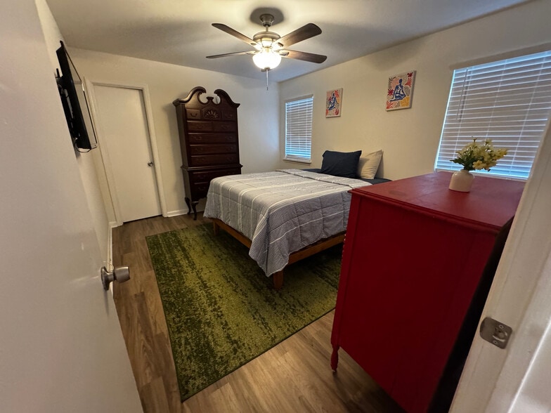 Building Photo - Room in Duplex on Washington St