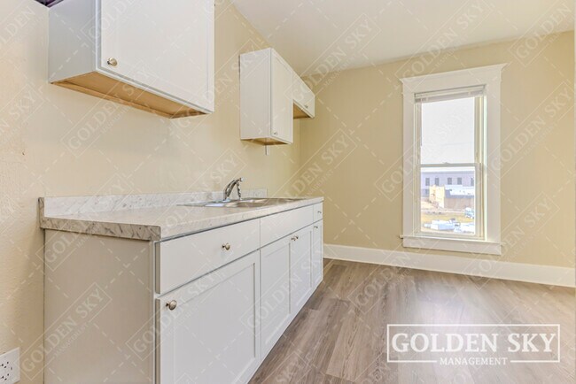 Building Photo - 646 N Mulberry St