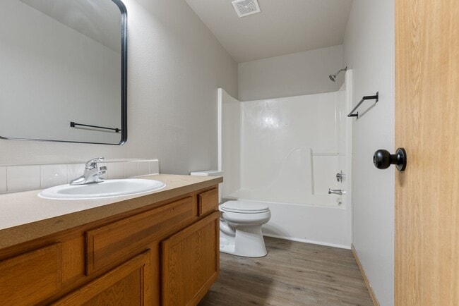 Building Photo - Beautiful Renovated 4b/2.5 bath home - SE Portland