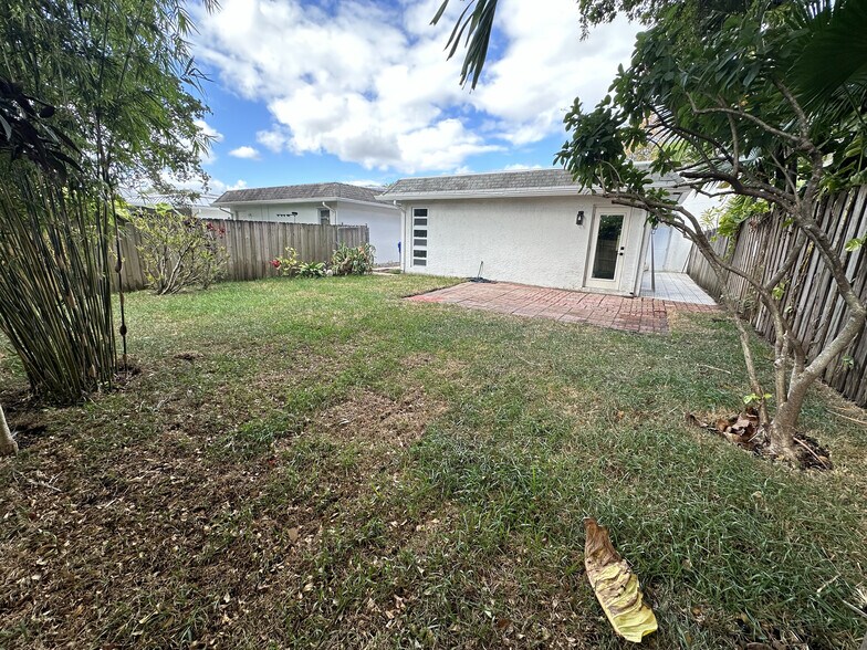 Building Photo - 814 SW 12th Pl