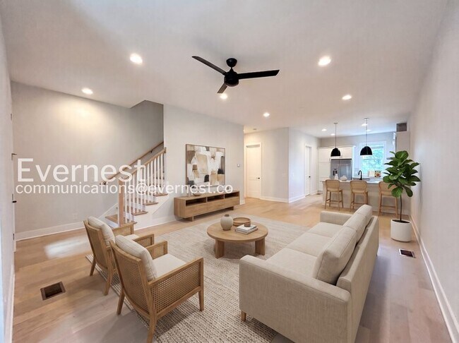 Building Photo - 4 Bed, 4.5 Bath Town Home with Garage / Available Now!