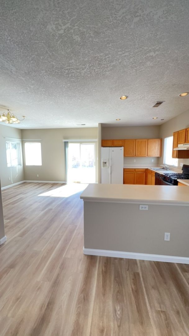 Building Photo - Beautiful 4 Bedroom 2.5 Bath home in the Vista Del Norte Subdivision