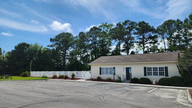 Building Photo - Townhome in Swansboro with 2 Master Suites + Community Pool. Showings Available!