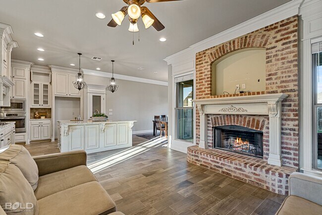 Building Photo - Beautiful 3 Bed 2 Bath Home Right Off of S...