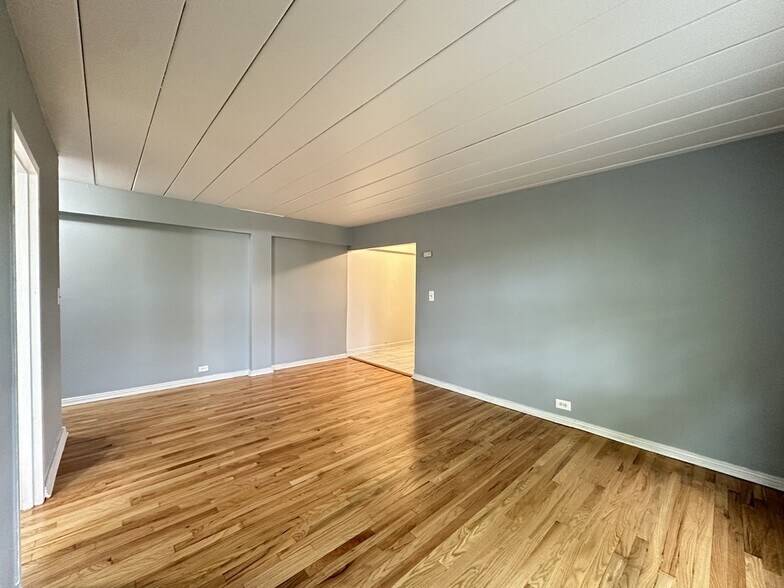 Building Photo - 1360 W Touhy Ave