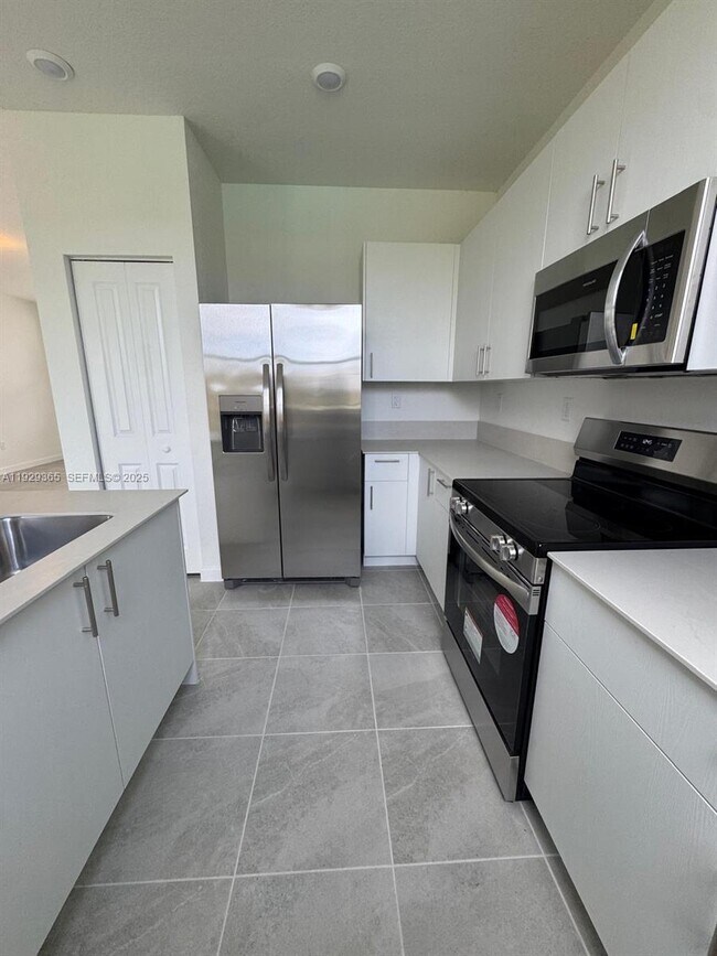 Building Photo - 2825 SE 25th Ave