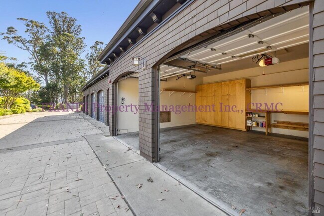 Building Photo - Luxury Townhome on Exclusive De Silva Island!