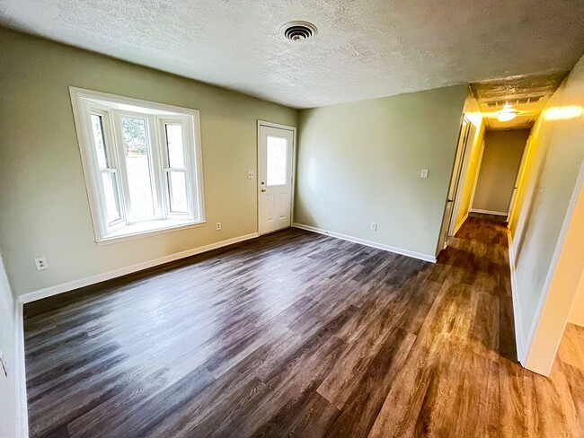 Building Photo - Cozy 3 Bedroom, 1 1/2 Bathroom Near Downto...