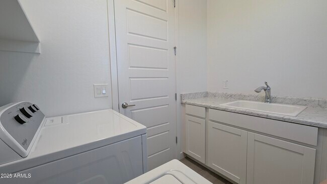 Building Photo - 9414 S 7th Pl