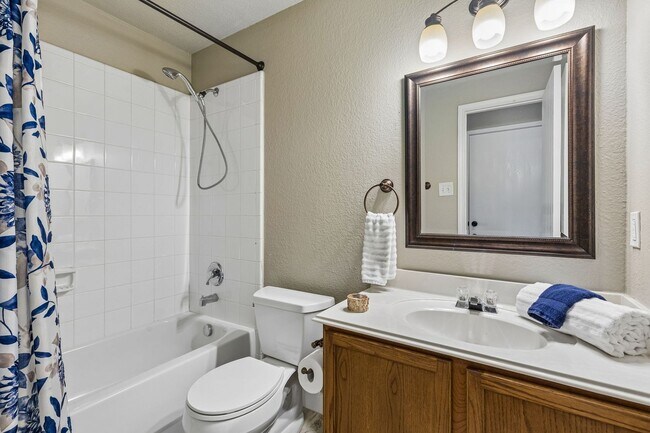 Building Photo - Stylish, Move-In Ready Living in Justin
