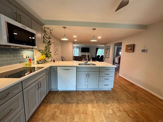 Building Photo - Refreshing 4 Bed 2/2 Bath End Unit Townhom...