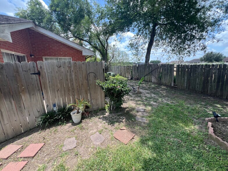 Back Yard - 505 palm valley cir