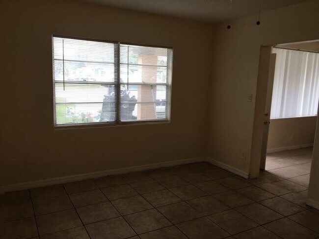 Building Photo - 2 bedroom 1 bath