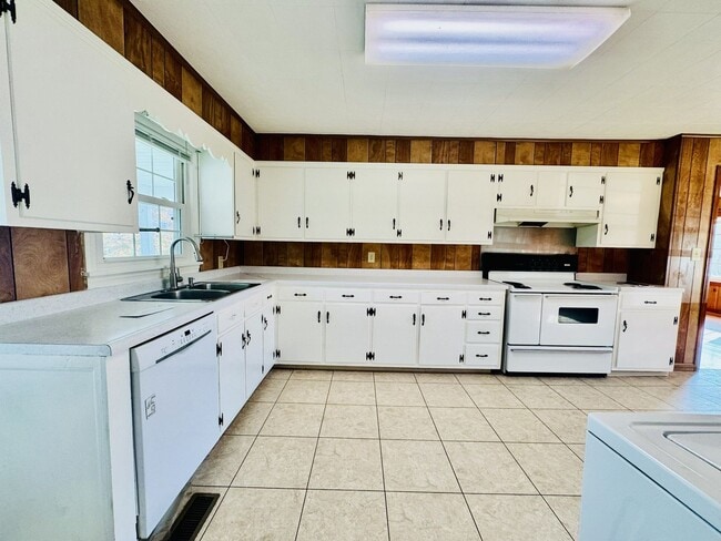 Building Photo - 3976 US-19E