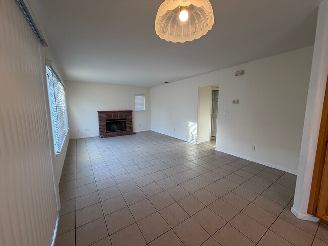 Building Photo - Welcome to this stunning 4 bedroom 2.5 bathroom home located in Hayward