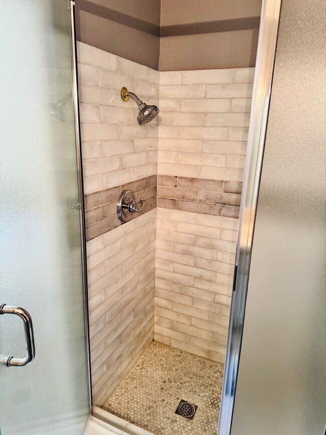 Building Photo - 2 Bedroom, 2 Bath Condo