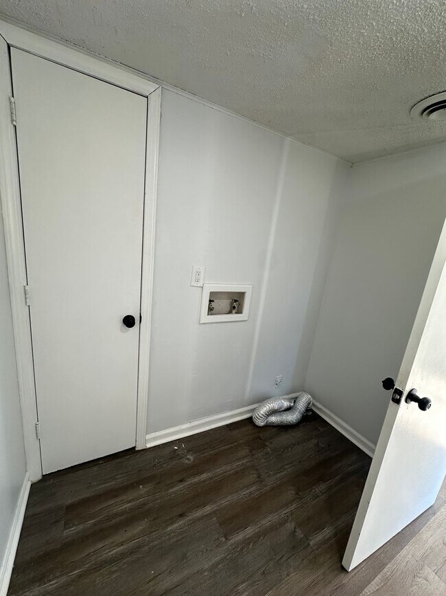 Building Photo - WELCOME HOME! Cute 2 Bedroom 1 Bathroom with Garage!