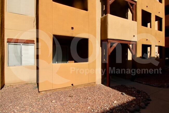 Building Photo - 1810 E Blacklidge Dr
