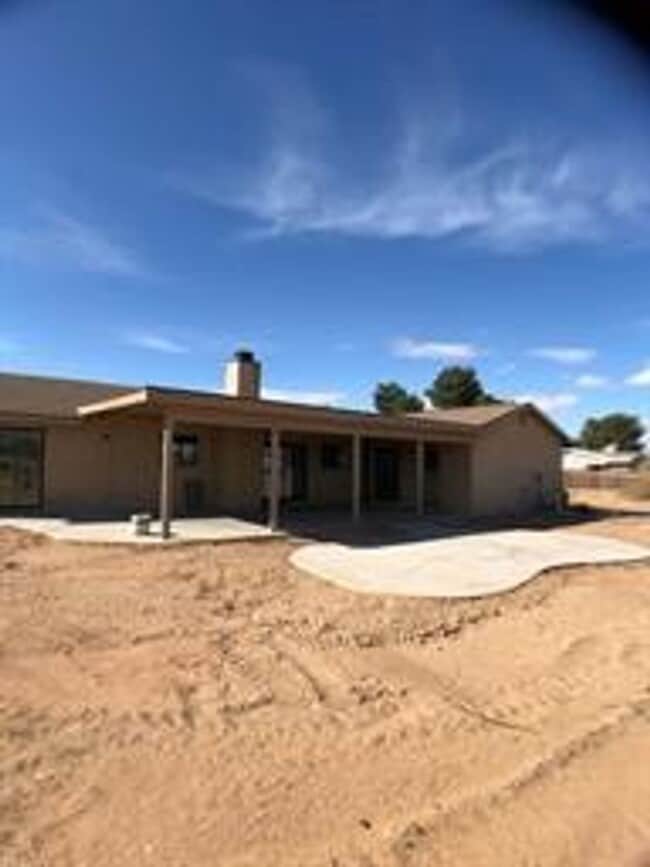 Building Photo - 21036 Pine Ridge Ave