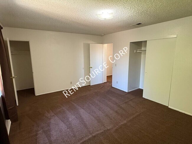 Building Photo - 1303 W Ave J 4