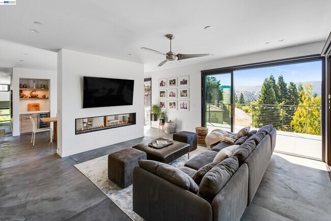 Building Photo - 297 Las Quebradas