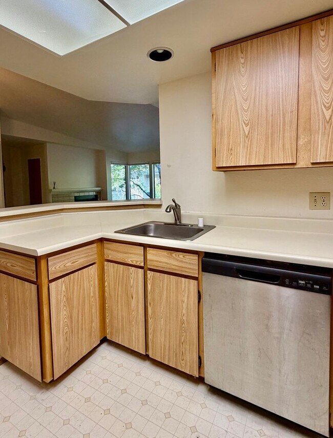 Building Photo - 1276 Bellevue Way NE