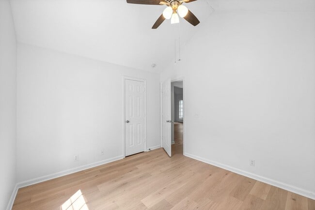 Building Photo - Pet Friendly Three Bedroom in Springfield!