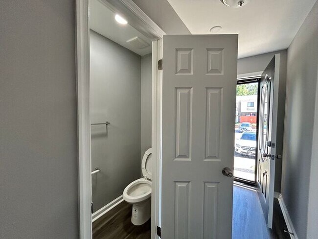 Building Photo - 3 Bedrooms 3.5 Bathrooms Townhome