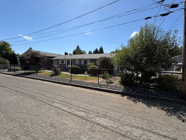 Building Photo - 3 Bedroom on Large corner lot!