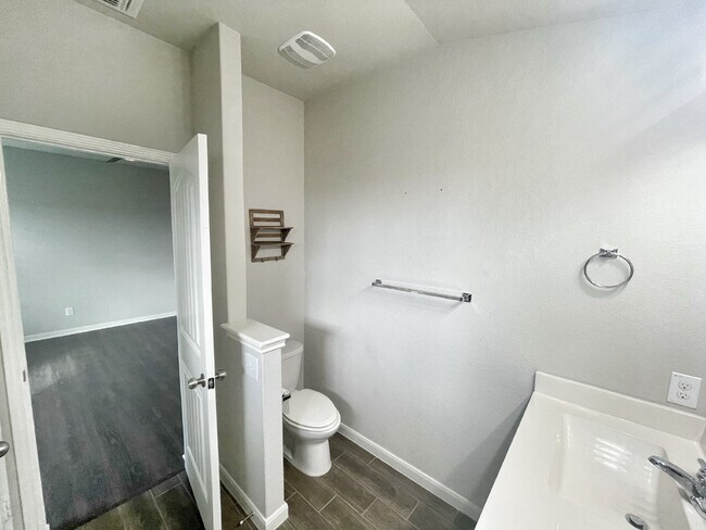 Building Photo - Charming single story 3-bedroom 2-bath hom...