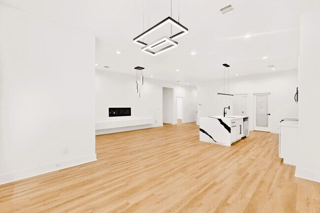 Building Photo - Modern 3 Bed, 3 Bath Home Near Downtown Dallas