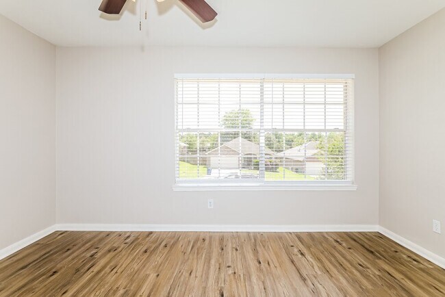 Building Photo - 10410 Enchanted