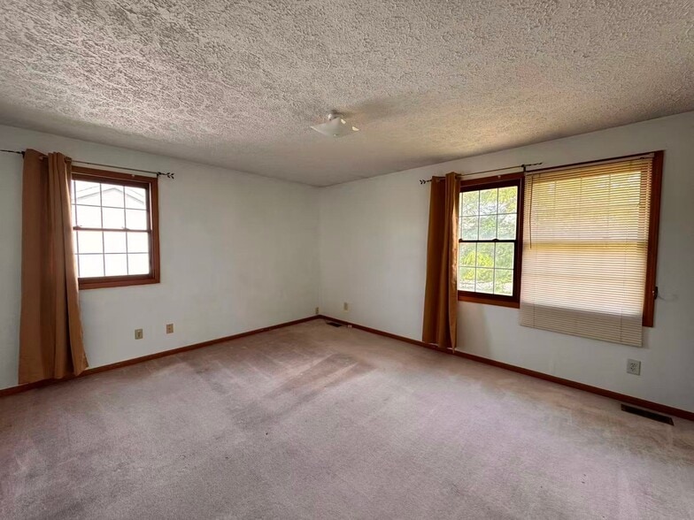 Building Photo - 626 Harrison Rd