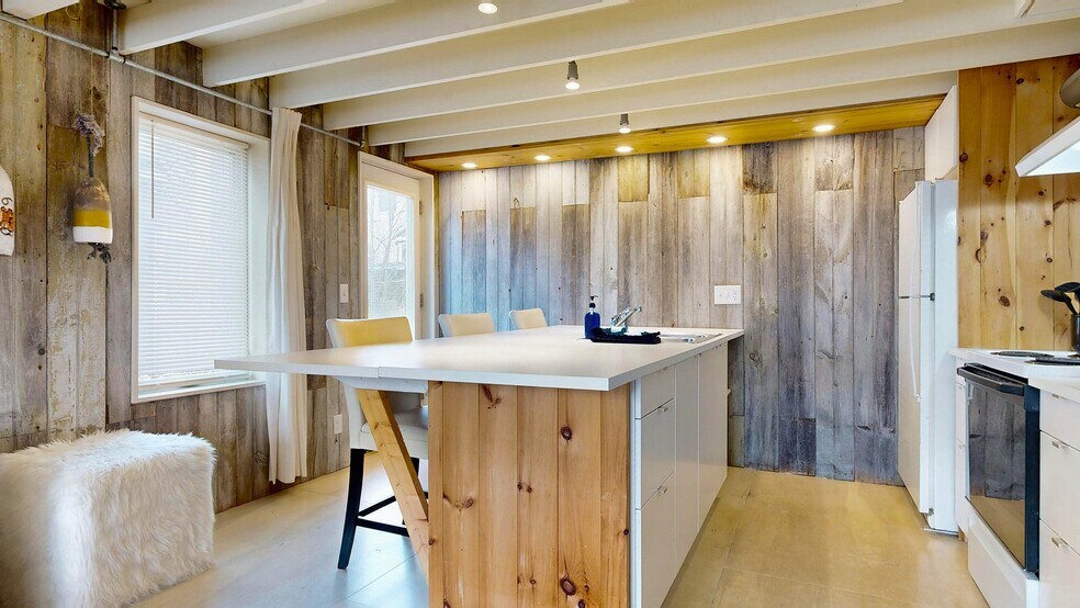 Building Photo - 42 Evergreen Ave