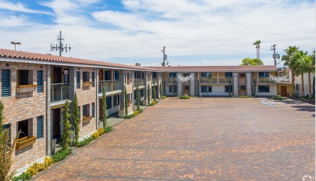 Courtyard - The BLVD Apartments