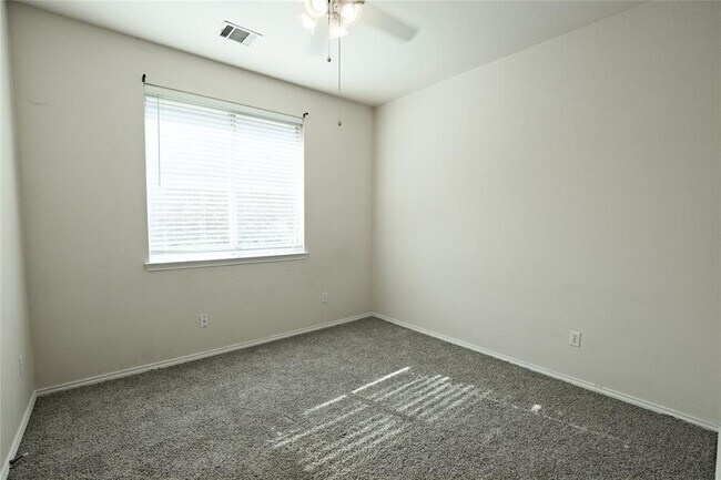 Building Photo - 704 Thrush Dr