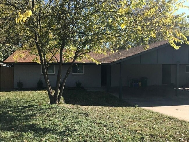 Building Photo - 1511 Rutland Dr