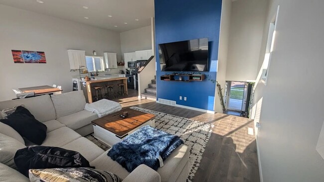 Building Photo - Furnished Queen Room with Closet & Private Bath