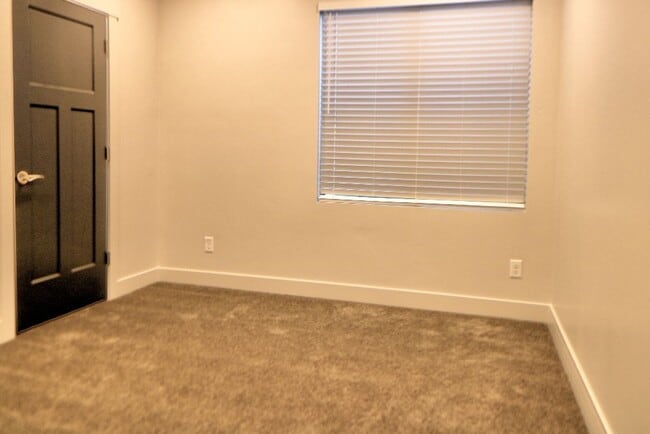 Building Photo - 2 Bedroom 1 Bathroom Apartment
