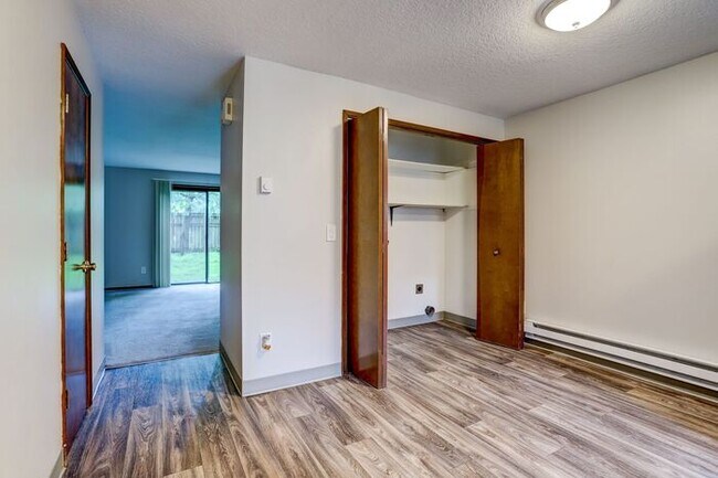 Building Photo - 2 bedroom 1 bath with washer/dryer in unit!