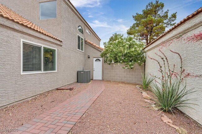 Building Photo - 262 Westwind Rd