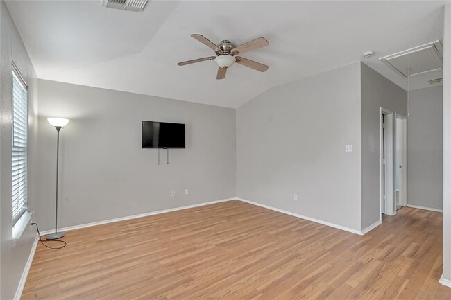 Building Photo - 24422 Lakecrest Village Dr