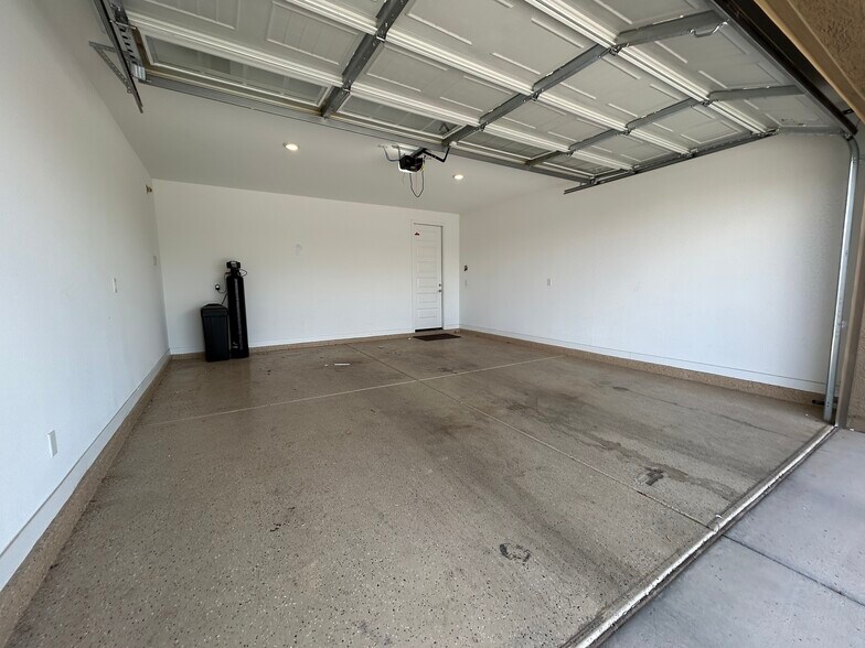 Building Photo - 2241 E Meadowview Ct
